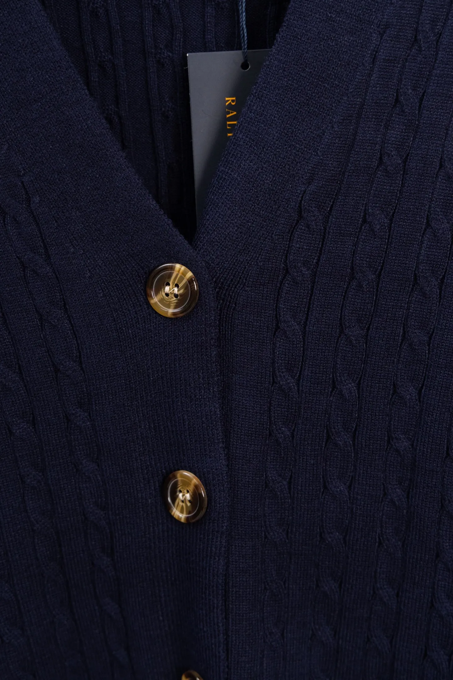 P190 Ralph Lauren Classic V-neck Solid Color Pony Embroidered Logo Knitted Cardigan Long Sleeve Ralph Lauren Classic Basic Versatile Twist Knitted Cardigan Long Sleeve Main supply platform live broadcast Wholesale entity Replenish when out of stock Not removed from the shelves Quality 1:1 patterning Complete three standards Correct version of pony logo Imported quality cotton yarn Focus on high-end Cost-effective Good quality Needless to say Zhao Lusi's same style is really amazing, so sweet I'm so beautiful. This cardigan is really good-looking. It's simple and easy to wear. It's a must-have for goddess ootd. Good-looking clothes are never picky. A must-have in the wardrobe of goddesses. Size: S-XL. Color: Navy blue, red, khaki, dark gray.